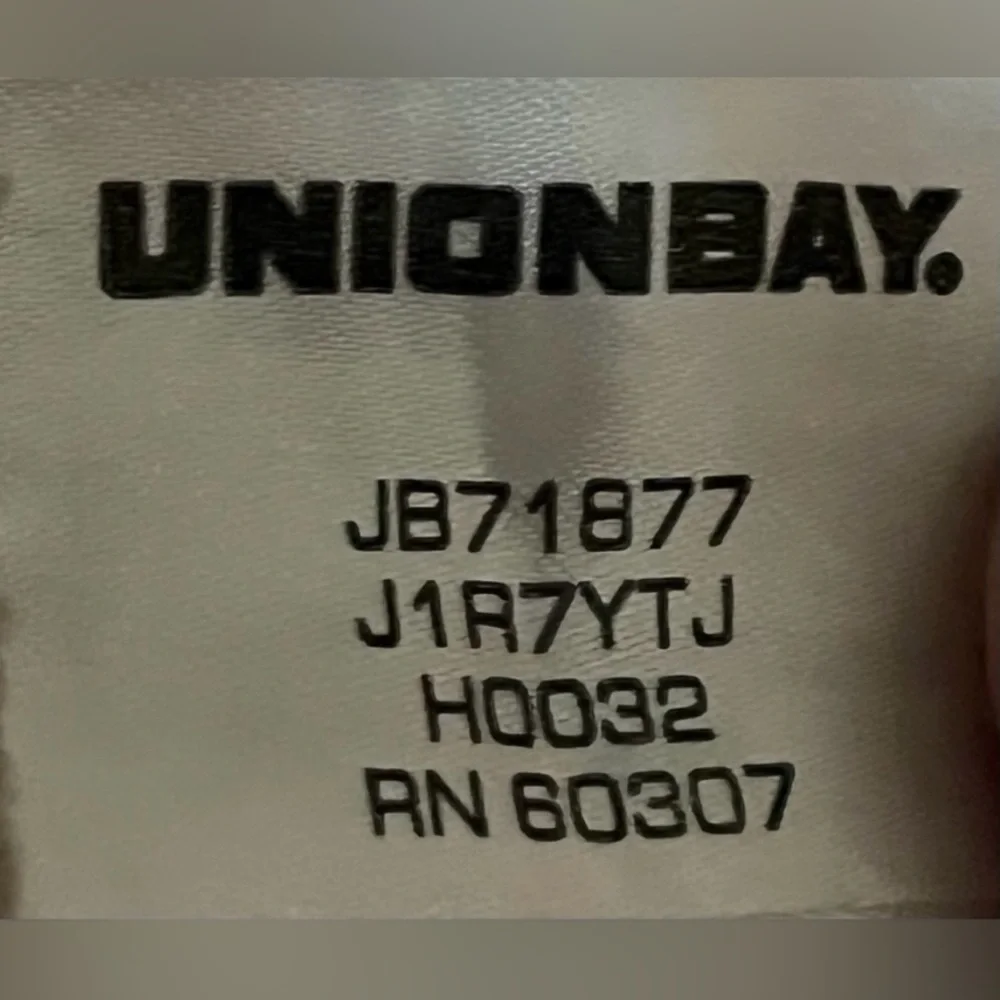 UnionBay tan cargo shorts. Excellent condition. Drawstring waist. Size 7